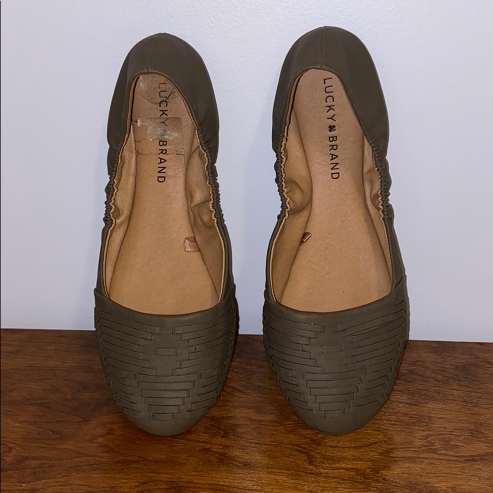 Like new army green lucky brand flats size 8